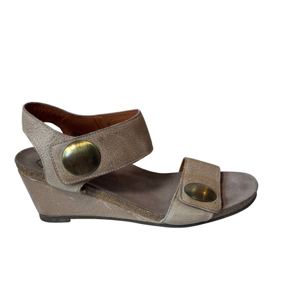 Taos Carousel 2 Womens Size 39 Taupe Leather Wedge Sandals Comfort Medallion